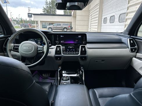 Used 2022 Kia Sorento SX Prestige w/ Panoramic Sunroof Package image 17