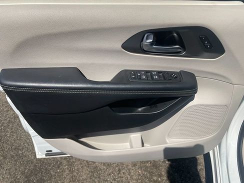 Used 2023 Chrysler Pacifica Touring-L FWD image 11