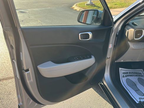 Used 2025 Hyundai Venue SEL FWD image 21