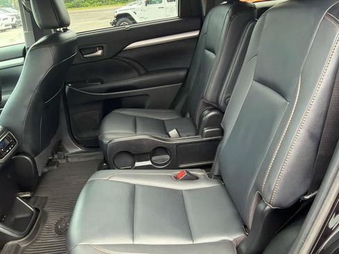 Used 2019 Toyota Highlander XLE AWD/4WD image 12