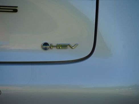 Used 2024 Toyota Prius XLE FWD image 7