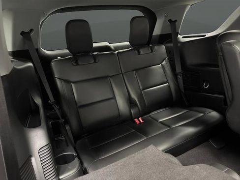 Used 2023 Ford Explorer XLT image 32