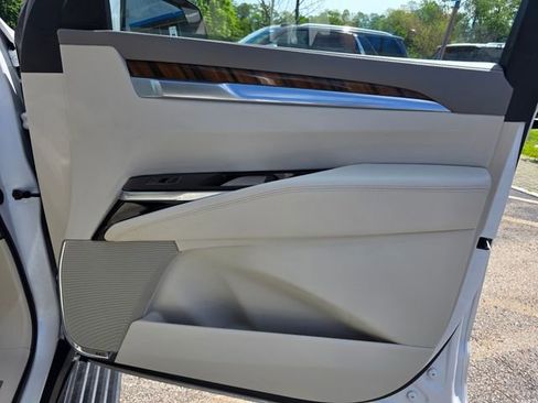 Used 2025 Cadillac Escalade Premium Luxury Platinum AWD/4WD image 8