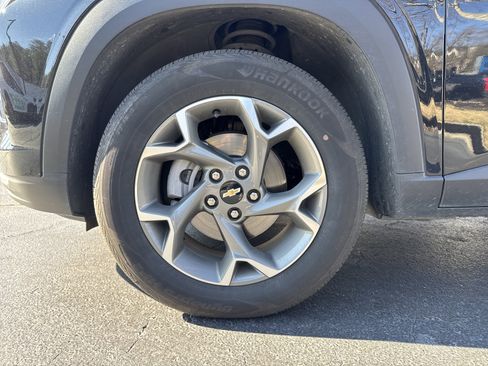 Used 2025 Chevrolet Trax LT image 9