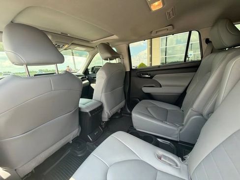 Used 2024 Toyota Highlander XLE AWD/4WD image 15