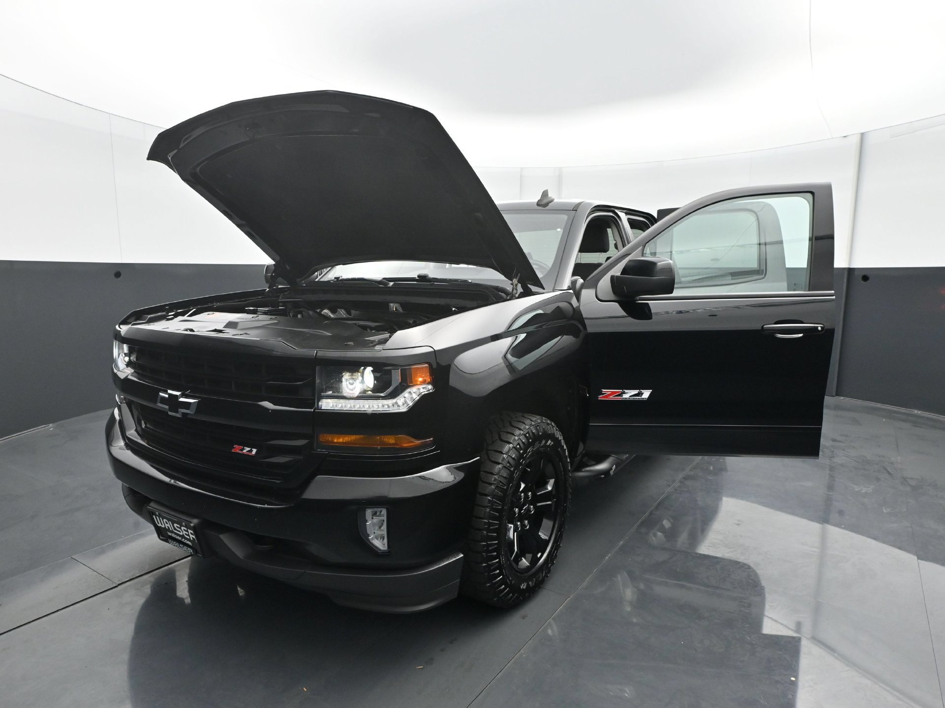 Used 2018 Chevrolet Silverado 1500 LT w/ Midnight Edition AWD/4WD image 29