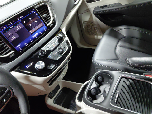 Used 2024 Chrysler Pacifica Touring-L FWD image 32