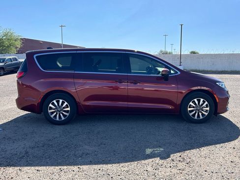 Used 2023 Chrysler Pacifica Touring-L FWD image 4
