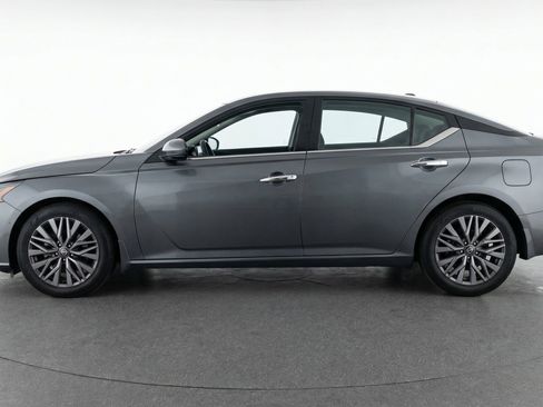 Used 2025 Nissan Altima 2.5 SV FWD image 5