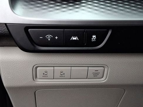 Used 2023 Kia Carnival LX image 23