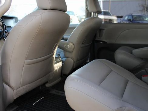 Used 2018 Toyota Sienna Limited image 34