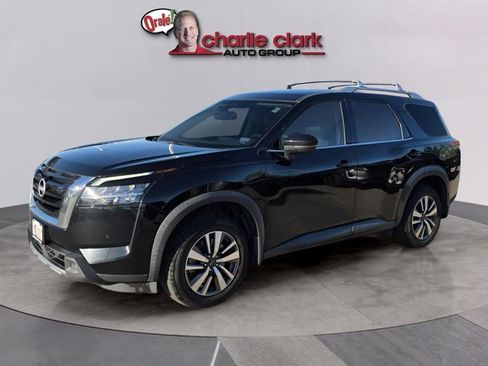 Certified 2022 Nissan Pathfinder SL FWD image 1