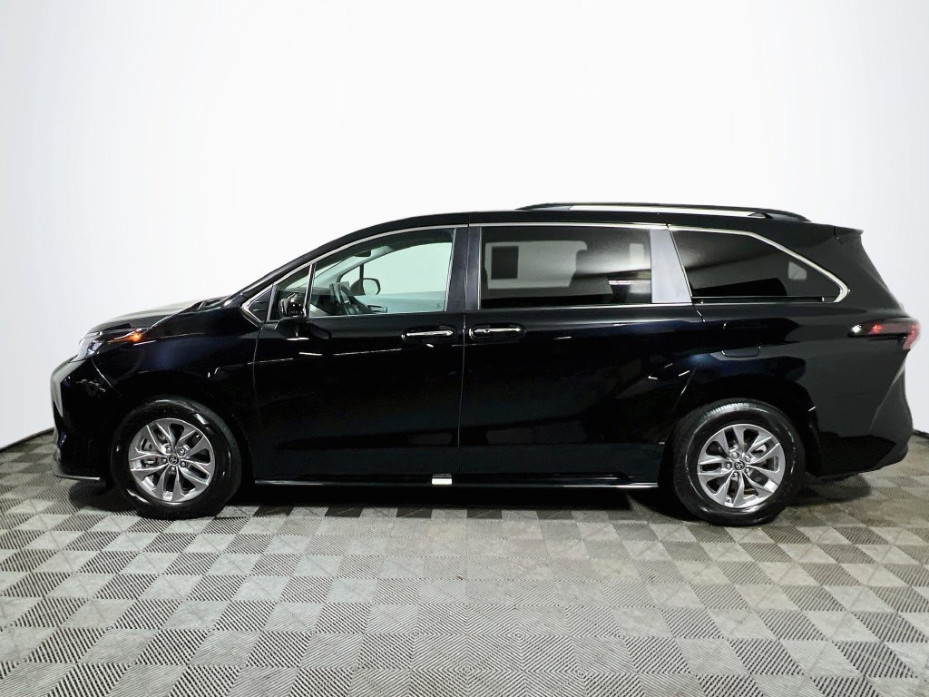 Certified 2025 Toyota Sienna XLE FWD image 4
