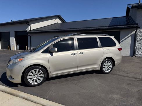 Used 2017 Toyota Sienna XLE Premium image 2