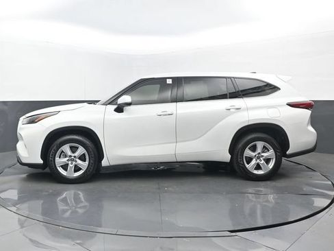 Used 2022 Toyota Highlander L FWD image 23