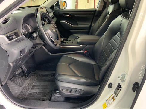 Used 2022 Toyota Highlander XLE image 9