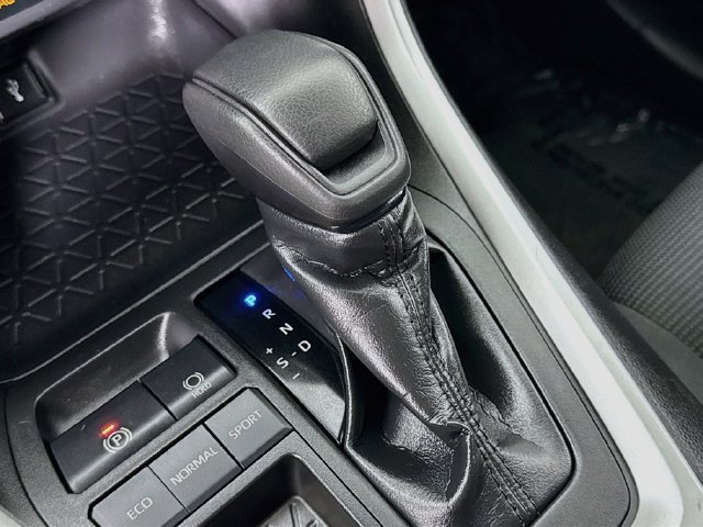 Used 2020 Toyota RAV4 LE FWD image 16
