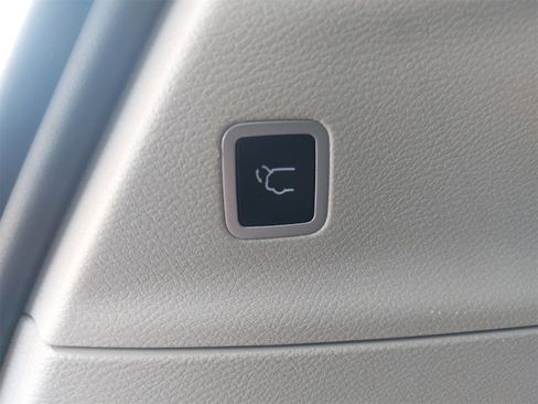 Used 2022 Chrysler Pacifica Touring-L image 15