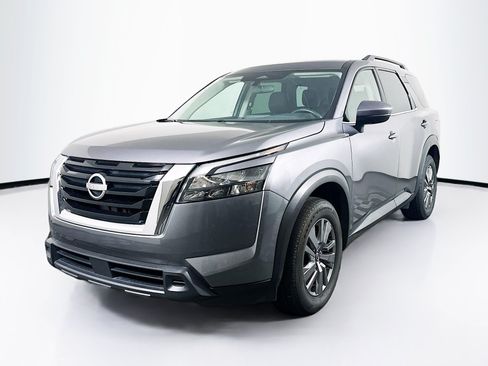 Used 2025 Nissan Pathfinder SV FWD image 3