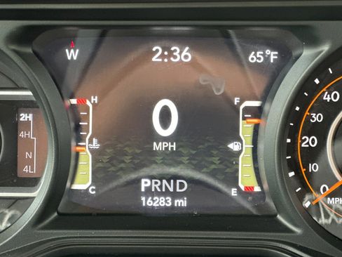 Used 2025 Jeep Wrangler Unlimited Rubicon image 25