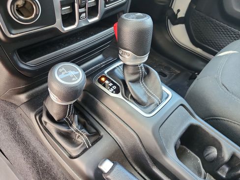 Used 2019 Jeep Wrangler Unlimited Sahara image 14