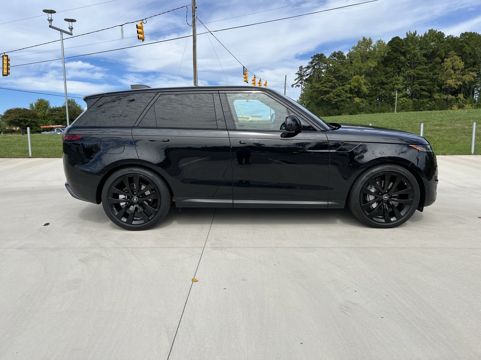 Used 2025 Land Rover Range Rover Sport SE AWD/4WD image 9