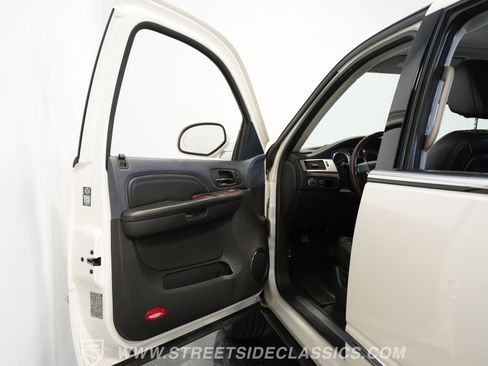 Used 2009 Cadillac Escalade EXT image 36