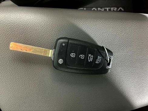 Used 2025 Hyundai Elantra SE FWD image 32