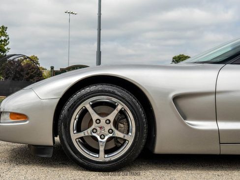 Used 2004 Chevrolet Corvette Coupe w/ Roof Package RWD image 4