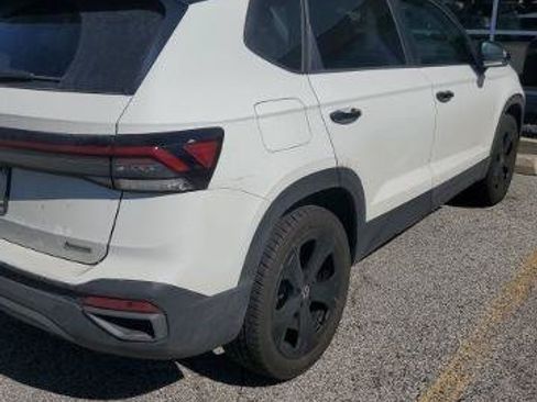 Used 2025 Volkswagen Taos SE AWD/4WD image 3