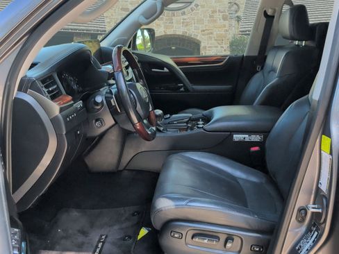 Used 2017 Lexus LX 570 4WD w/ Luxury Package image 7