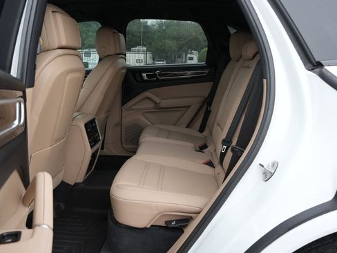Used 2023 Porsche Cayenne Platinum Edition AWD/4WD image 18