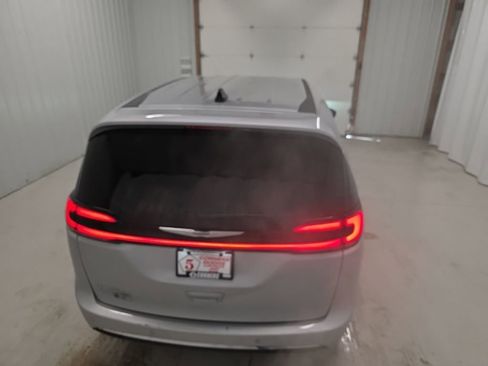 Used 2024 Chrysler Pacifica Touring-L image 5