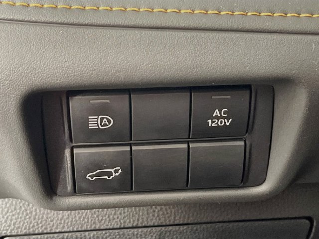 Used 2023 Toyota Highlander Bronze Edition FWD image 11