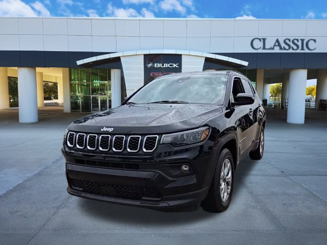 Used 2025 Jeep Compass Latitude AWD/4WD image 3