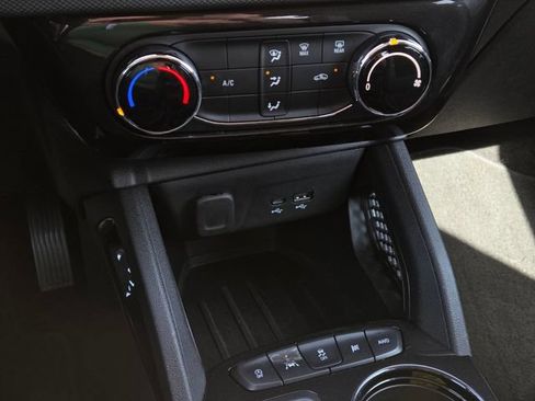 Used 2025 Chevrolet TrailBlazer LT AWD/4WD image 29