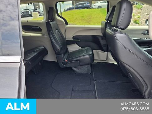 Used 2022 Chrysler Pacifica Touring-L FWD image 17