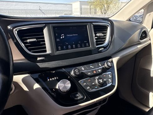 Used 2019 Chrysler Pacifica Touring-L image 28