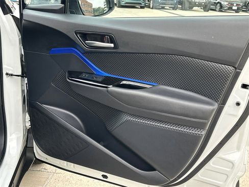 Used 2022 Toyota C-HR XLE image 10