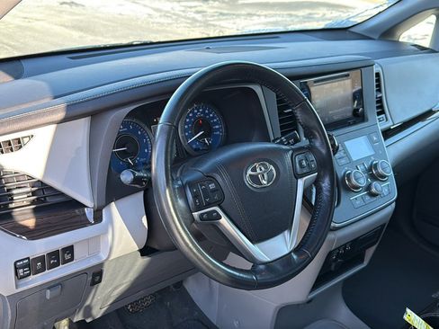 Used 2015 Toyota Sienna XLE image 12