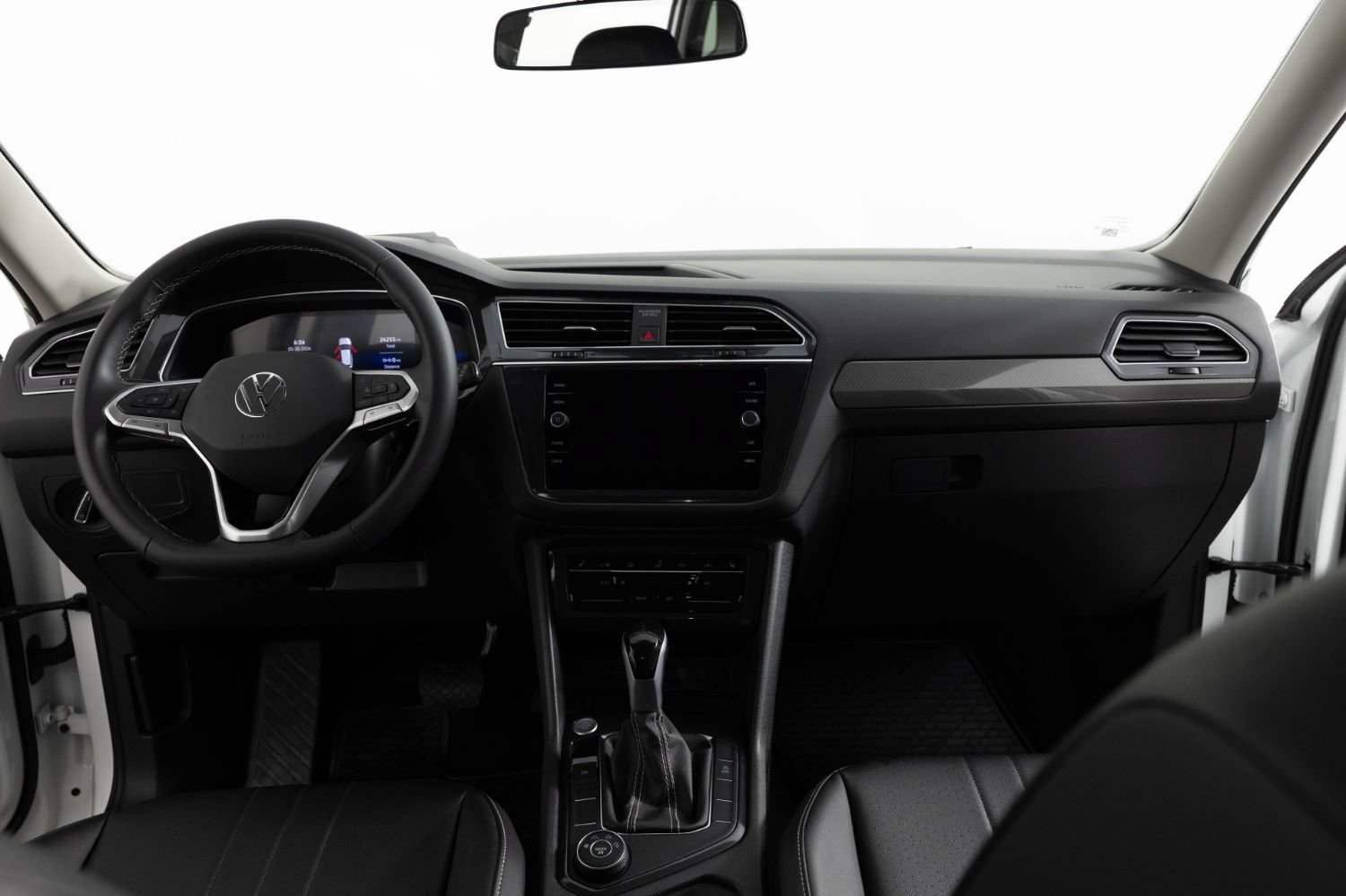 Used 2024 Volkswagen Tiguan SE AWD/4WD image 33