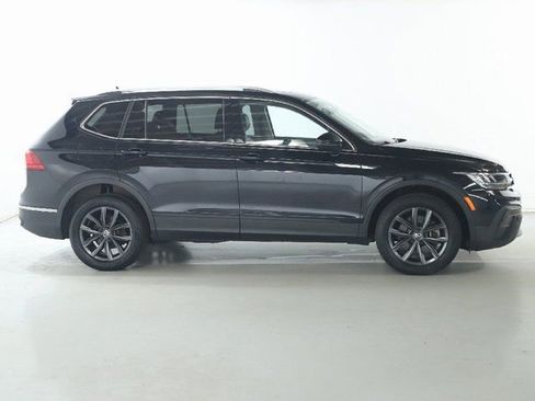 Used 2022 Volkswagen Tiguan SE w/ Panoramic Sunroof Package image 11