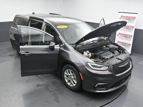 Used 2023 Chrysler Pacifica Touring-L FWD image 39