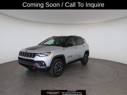 Used 2025 Jeep Compass Trailhawk AWD/4WD image 5