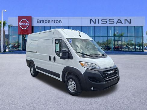 Used 2025 RAM ProMaster 2500 w/ Convenience Group FWD image 3