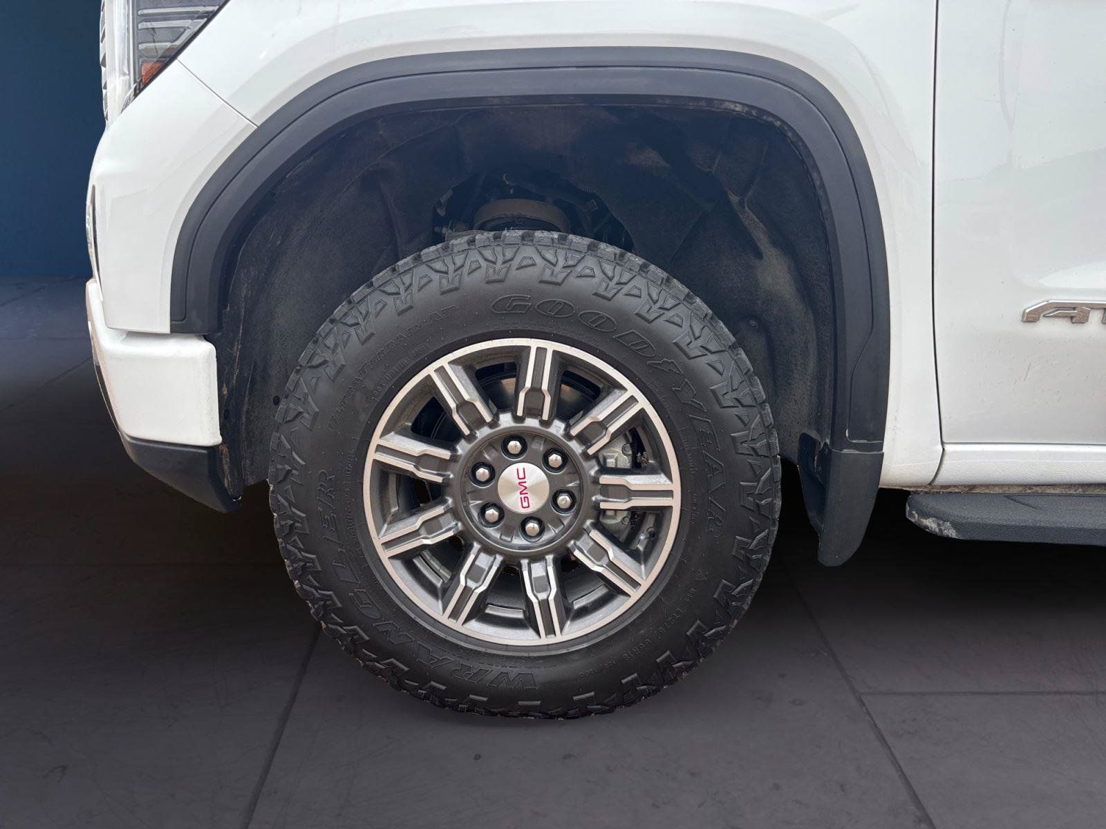 Used 2024 GMC Sierra 1500 AT4 w/ Technology Package AWD/4WD image 14