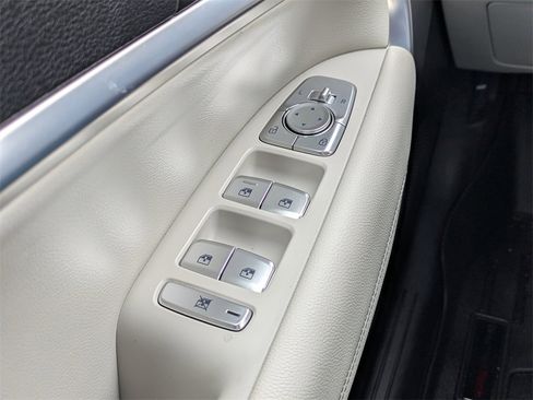 Used 2024 Genesis G70 2.5T image 25