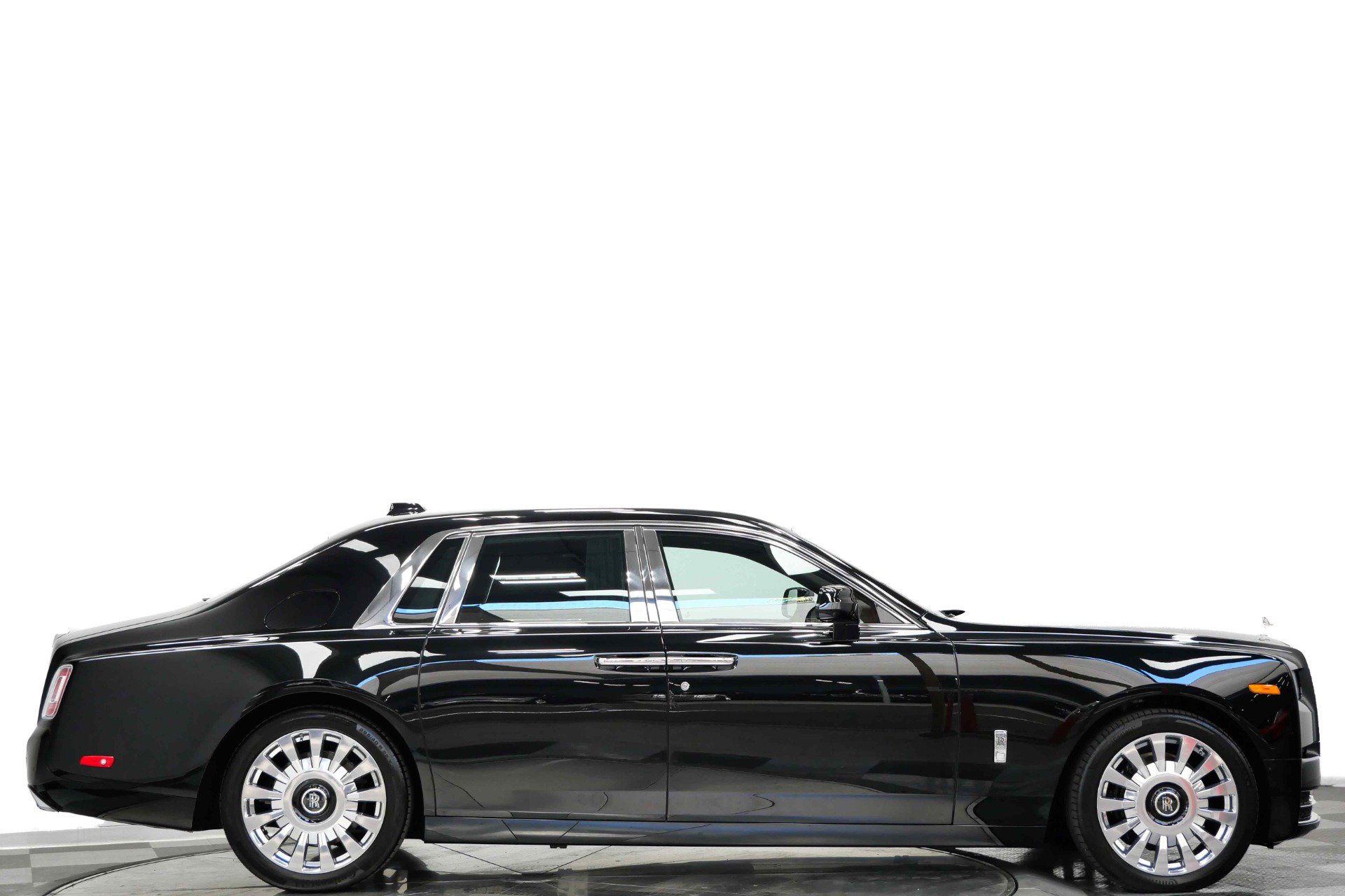 Used 2019 Rolls-Royce Phantom Sedan RWD image 2