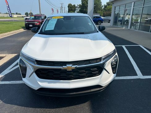 Used 2026 Chevrolet Trax LS FWD image 5