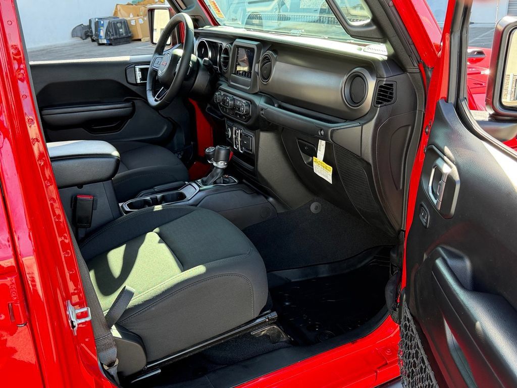 Certified 2021 Jeep Gladiator Overland AWD/4WD image 23